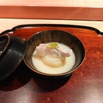 鈴田式 - 燻しやいた新玉ねぎ、白甘鯛の白味噌仕立て、素揚げしたフキノトウ
