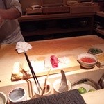 鮨 ひろかわ - 海鮮巻き作成中