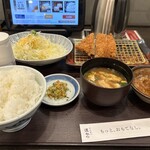 とんかつ濱かつ - カツ一切れ半でお代わり