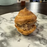 部位ごとに調理法を変える豚肉専門店 グロワグロワ - ポークリエットを挟んだシュー