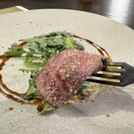 部位ごとに調理法を変える豚肉専門店 グロワグロワ - 満州豚のカルパッチョ春菊添え