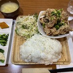 HERMITAGE - 2024/02/22
                        本日のランチ
                        ねぎ塩レモンからあげ ライス大 白玉あずき 950円
                        ✴︎ライス大盛無料 味噌汁お代わり可
                        ✳︎小鉢3点盛り付き