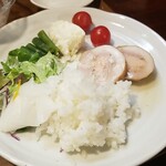 キッチン ブルー グローブ - 最後もご飯、サラダ、お新香を乗せて