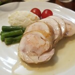 キッチン ブルー グローブ - 鶏もも肉と海老のバロンティーヌは、真ん中に海老が挟まれています