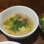 キッチン ブルー グローブ - 玉子と茸とほうれん草のスープ