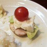 キッチン ブルー グローブ - ポテサラ、トマトを乗せるも食べずらい