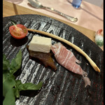 リストランテ ピノキオ - プロシュートの下には　バァーちゃんの干し柿とチーズ　かんぽ柿の凄いもっと柔らかい感じの干し柿〜少しもシワがなくてねっとり〜チーズもねっとり〜　そしてこのトマトはいつも甘酸っぱくて美味　byまみこまみこ