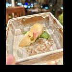 リストランテ ピノキオ - 脱水させた濃いフグの食感と旨みに　桜の香りと柚子胡椒の香りが〜甘めの酢飯の感じのバランスも素敵な春色　　とても美味しいです〜　byまみこまみこ