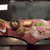 ステーキハウス ビーフオークマ 名古屋店 - 前菜　左の海老は大きく、真ん中のサンドイッチが前菜あるとは、名古屋のモーニングサービスを彷彿させます