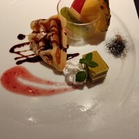 ステーキハウス ビーフオークマ 名古屋店 - デザート　果物3種とケーキ、ワッフルが重い