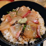 旬味　和しん - 令和6年2月 ランチタイム(11:30〜13:30)
            日替わり丼 税込800円
            漬けカンパチ丼、とろろ、サラダ、みそ汁、漬けもの