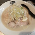 天雷軒 - 2024年2月限定 鶏白湯牡蠣塩ラーメン(950円) 鶏だくの白湯スープに牡蠣の風味がまとわりつく感じ。牡蠣の濃厚さを求めるなら鶏白湯に負けている。細ストレート麺を採用したのは正解！