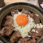 炭火焼ハラミ丼 ごせき - 卵黄とネギがアクセント‼️