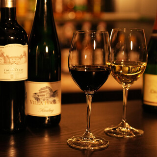お手頃で美味しいソムリエ厳選のワイン＆多彩なカクテルで乾杯