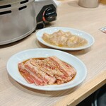 0秒レモンサワー 仙台ホルモン焼肉酒場 ときわ亭 - 奥がマルチョウ、手前がカルビ