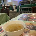 ナマスカ - スクリーンを観ながらスープバーのスープをいただく