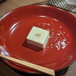 Takenoshita Soba - 利休豆富。至極滑らかな胡麻豆腐。クオリティの高さで、この先のお料理に期待が膨らみました。