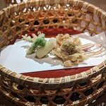 Takenoshita Soba - 蕗のとう・たらの芽・独活・芹の根の天ぷらは、素敵な籠に盛り付けられて。大分の竹職人さんにお願いした特注品との事。器の拘りもオシャレ。