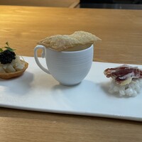 Point - ◉アミューズ
                    ・富田林 海老芋のスープ　グリッシーニと共にこの
                    ・ホワイトアスパラガスのパルメジャーノ・レッジャーノのタルト キャビアを乗せて
                    ・ハモンイベリコベジョータ タピオカチップスと共に