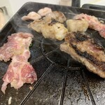 ホルモン千葉 - 手前から赤、ツナギ、マルチョウ、アブタン、タンコリ。