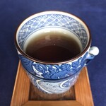 赤坂 桃の木 - 烏龍茶。小人付きのお湯呑みが可愛い♪