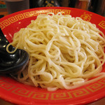博多一幸舎 - 麺量は200gです。
      麺増量は＋150円。
      中太麺ですが、ゴワゴワしてなくてツルツルシコシコで食べやすいです。
      