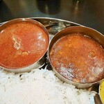 Tsukito Taiyou - 左のチキンカレーは骨付きチキンのふくよかな旨味に優しいスパイス♪右のダル（豆スープ）もサラサラ軽やか、豆の奥深い滋味とスパイスの香りが現地の味わい