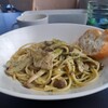 Cafe tori - パスタランチのメインには、アンチョビとキノコのジェノベーゼ。バゲットつき。