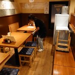 Yakitori Onegi - 2階に上がると先客は居らず、テーブルの準備をしている
