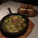 GARDEN BISTRO&WINE - ホタテと芽キャベツのアヒージョ