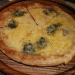 ピエトロ・バルコーネ - 4種のチーズピザ