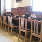 久留米ラーメン清陽軒 - 窓側のカウンター席