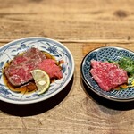 神楽坂 囲炉裏 肉よろず - 左：純生 赤身の牛たたき
            右：純生 牛肉刺し