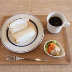 THE SANDWICH BELL - 料理写真:キャラメルリンゴサンドと珈琲、サラダ付