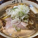 すみれ - 札幌ブラック‼️醤油ラーメン大盛り1300円ラード光ってます。