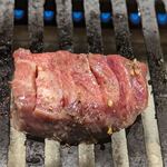 TOKYO焼肉ごぉ - 究極厚切り3点盛りの厚切りの上タン塩を焼いているところ