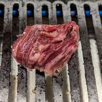 TOKYO焼肉ごぉ - 究極厚切り3点盛りの厚切りの上ハラミを焼いているところ