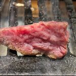 TOKYO焼肉ごぉ - 究極厚切り3点盛りの厚切りのカイノミを焼いているところ
