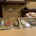 右江田 - 店内風景　ネタケース