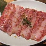 TOKYO焼肉ごぉ - すき焼きカルビ(月見ダレ付)のカルビのアップ