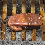 TOKYO焼肉ごぉ - ホルモン盛り合わせの牛レバーを焼いているところ