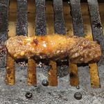 TOKYO焼肉ごぉ - ホルモン盛り合わせのヤンを焼いているところ