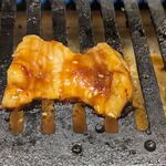 TOKYO焼肉ごぉ - ホルモン盛り合わせのシマチョウを焼いているところ