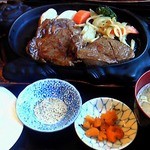 ステーキハウス寿楽 - サーロインとヒレステーキ　塩こしょうで