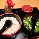 饂飩の四國 - 薬味（天かず、ごま、七味、ねぎ）