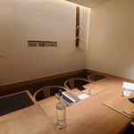 Nakashima Kouzaburou Shouten - 店内は狭く入り組んだ通路の先にある個室に通され、シンプルな白壁に腰高までの木板張り、木製テーブルセットと合わせて和モダンな雰囲気