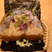 中島康三郎商店 - ①炙り赤叺の赤酢シャリの棒寿司、磯辺巻き仕立て、紫蘇の花添え
                  赤酢のシャリの温度が低くてビックリしました
                  作り置きなのでしょうね