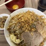 ラーメン荘 歴史を刻め - 汁なし（200g） 全マシ+生卵