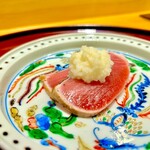 礒田 - 脂ののったメジマグロのタタキ　香りがいい♫ 辛味大根でサッパリ