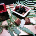 正月祝酒　春鹿樽酒金粉入り　黒豆　小梅　自家製カラスミ　松と梅形大根